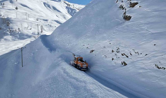 Bitlis'te köy yollarında 3 metreyi bulan karla mücadele