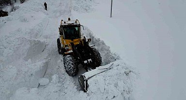 Bitlis'te köy yollarında karla mücadele çalışması
