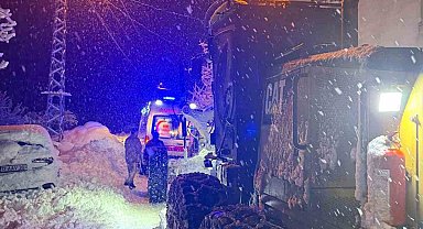Bitlis'te rahatsızlanan vatandaş zorlu şartlarda hastaneye ulaştırıldı
