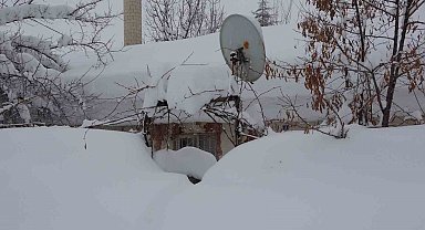 Bitlis'te tek katlı evler kardan kayboldu, 314 köy yolu ise ulaşıma kapandı