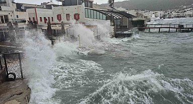 Bodrum'da tekneler karaya vurdu, feribot seferleri yapılamadı