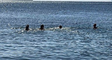 Bodrum'da yeni yılın ilk gününde denize girdiler