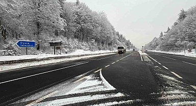 Bolu Dağı geçişinde kar yağışı etkili oluyor