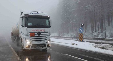 Bolu Dağı'nda sis ve hafif kar yağışı etkili oluyor: Görüş mesafesi 30 metreye düştü