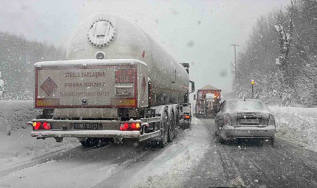 Bolu Dağı'nda yoğun kar yağışında rampayı çıkamayan 2 tır yolu kapattı
