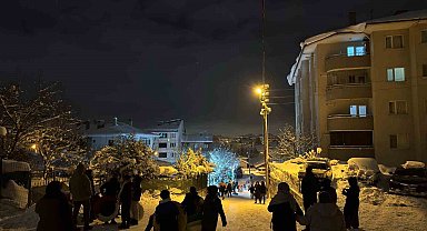 Bolu'da çocuklar gece saatlerinde karın keyfini çıkardı