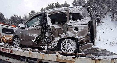 Bolu'da kamyon ile hafif ticari araç çarpıştı: 2 yaralı