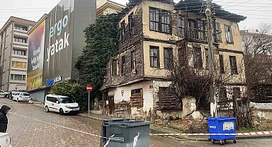 Bolu'da metruk bina çöktü: Bir otomobil hasar aldı