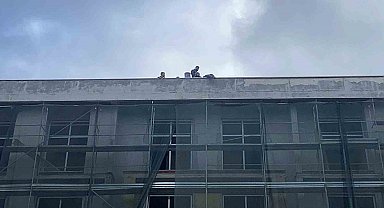 Bolu'da okul inşaatında işçiler parasını alamayınca çatıya çıktı