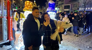 Bolu'da yeni yıl coşkusu: Kimisi oyun havasıyla, kimisi evlilik teklifiyle 2026'ya girdi