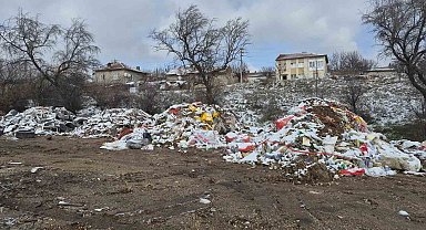 Boş araziye bırakılan atıklar tepeler oluşturdu