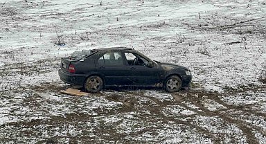 Boş araziye uçan otomobilin sürücüsü yaralandı