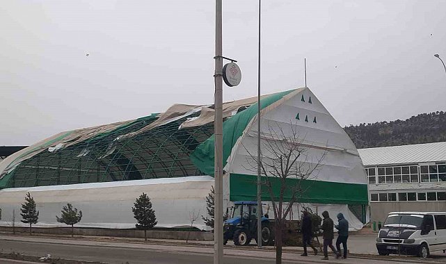 Bozkır'da fırtına çatıları uçurdu, ağaçları devirdi