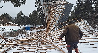 Bozkır'da şiddetli fırtına ahırın çatısını uçurdu
