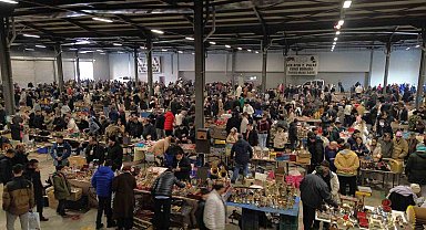 Bu pazarda tezgahtakiler geçmişe götürüyor