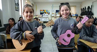 Bu sınıfta tüm öğrenciler enstrüman çalıyor