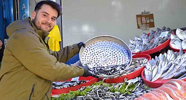 Bu yıl tezgahların yıldızı palamut yerine Karadeniz hamsisi oldu