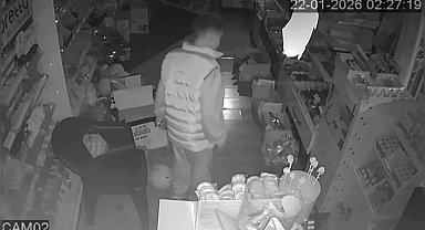 Büfeye giren çocuk top aldı şişirdi, büfe sahibi şikayetçi olmadı