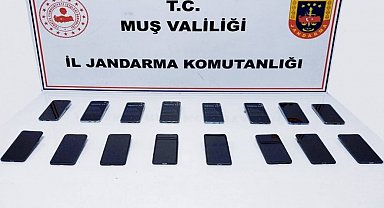 Bulanık'ta 16 adet kaçak cep telefonu ele geçirildi