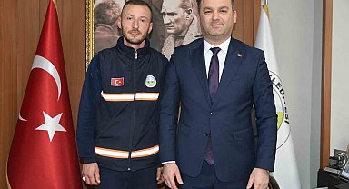 Bulduğu altın bilekliği polise teslim eden temizlik görevlisine belediye başkanından ödül