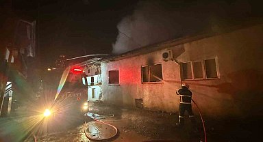 Burdur'da çıkan yangında ev küle döndü, 5 kişi kurtuldu