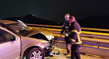 Burdur'da otomobil refüje çarptı: 1 yaralı