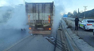 Burdur'da seyir halindeki kamyonette yangın
