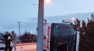 Burdur'da yolcu otobüsü devrildi: 12 yaralı