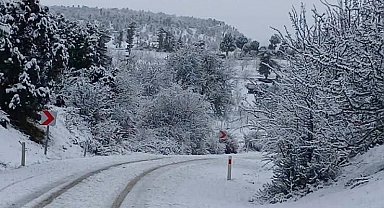 Burdur'un yüksek kesimlerinde kar yağışı etkili oldu