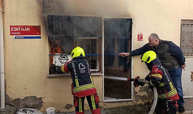 Burhaniye de baharatçı dükkanı yandı