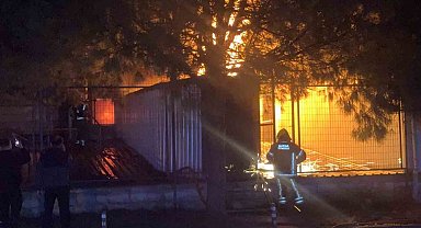 Bursa Minareliçavuş OSB'de kimyasal kaplama fabrikasında yangın çıktı. Olay yerine sevk edilen ekiplerin yangına müdahalesi sürüyor.