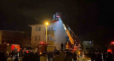 Bursa'da 3 katlı binanın çatısında yangın