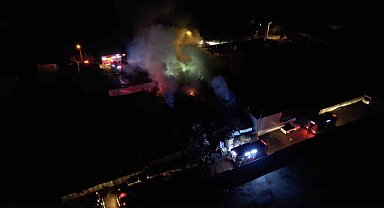 Bursa'da ahşap palet fabrikasındaki yangın kontrol altına alındı