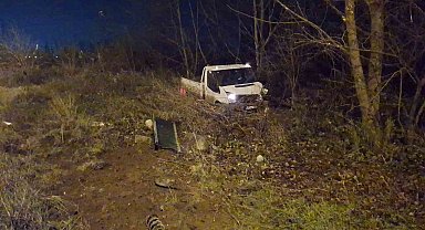 Bursa'da akıl almaz trafik kazası: Demir bariyerler araçların üzerine düştü