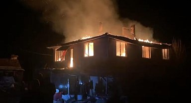 Bursa'da alevli gece...Köy evi alevlere teslim oldu