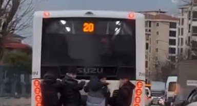 Bursa'da belediye otobüsünde tehlikeli yolculuk
