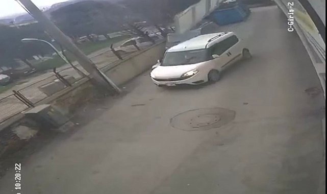 Bursa'da çatı ve prefabrik evler böyle uçtu, ağaçlar kırıldı