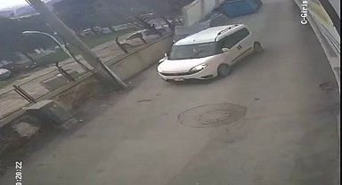 Bursa'da çatı ve prefabrik evler böyle uçtu, ağaçlar kırıldı