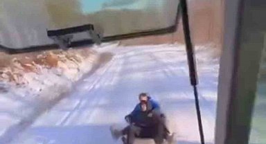 Bursa'da çocuklar traktöre bağlanan lastiklerle karın keyfini çıkardı