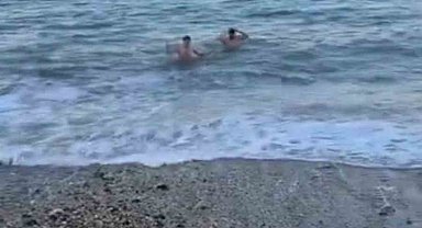 Bursa'da dondurucu soğukta deniz keyfi