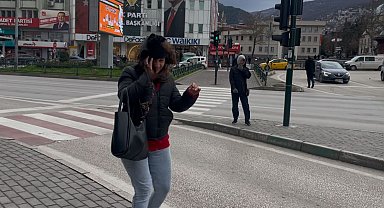 Bursa'da fırtına uçurdu...Yolda yürümekte güçlük çektiler