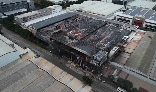 Bursa'da gece alevlere teslim olan fabrika sabahın ilk ışıklarıyla havadan görüntülendi