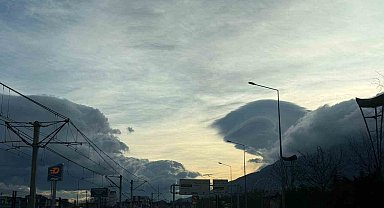 Bursa'da gökyüzünde oluşan bulutlardan görsel şölen