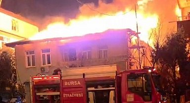 Bursa'da iki katlı evin çatısı alevlere teslim oldu