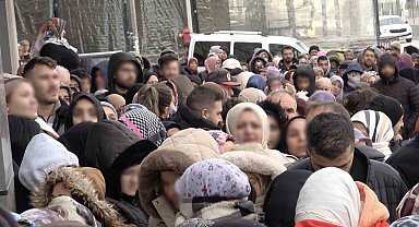 Bursa'da indirim izdihamı: 100 liralık alışveriş için dondurucu soğukta saatlerce beklediler