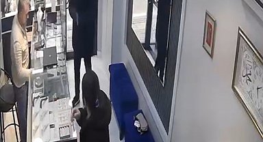 Bursa'da kamera şakası gibi soygun girişimi kamerada