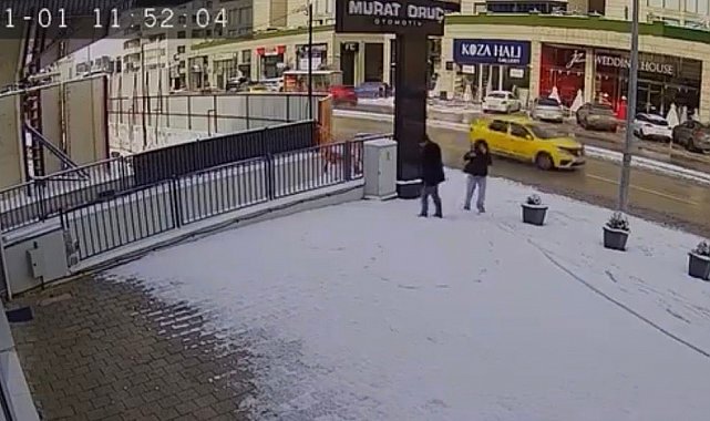 Bursa'da karla kaplanan kaldırımda kalp çizdiler, güvenlik kamerasını izleyenlerin içi ısındı