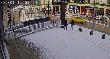 Bursa'da karla kaplanan kaldırımda kalp çizdiler, güvenlik kamerasını izleyenlerin içi ısındı