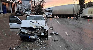 Bursa'da karşı şeride geçen tır, otomobille kafa kafaya çarpıştı