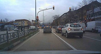 Bursa'da kırmızı ışık ihlali kaza getiriyordu...Yayanın canını hiçe saydı